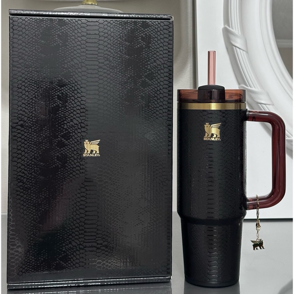 STANLEY Quencher LUXE H2.0 FlowState 30oz Tumbler,‎ BLACK SNAKESKIN - Picture 2 of 7